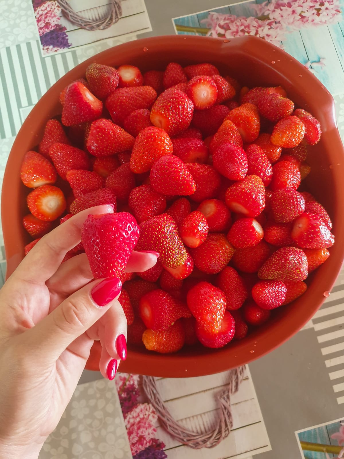 Krupne domaće jagode u činiji